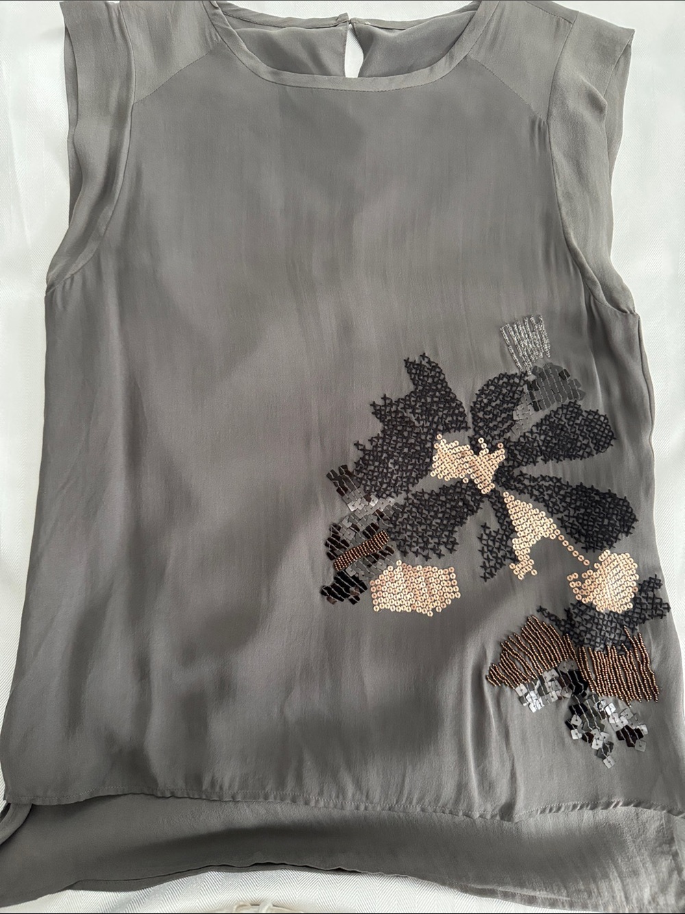 Source Unknown Gray Sleeveless Sequin Floral Camisole